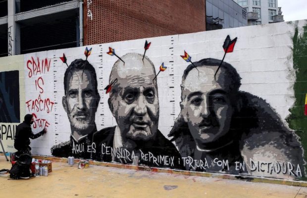 Cultura. Blackblock pinta contra la censura sobre el mural que le borraron en Barcelona