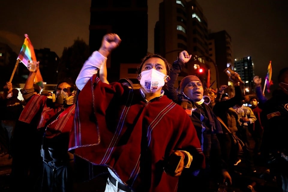 Simpatizantes de Yaku Pérez protestan frente a la sede del Consejo Nacional Electoral.