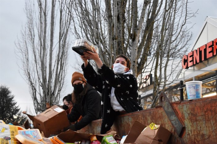 EE.UU: En Portland, la comida se pudre en la basura antes que dársela a los necesitados