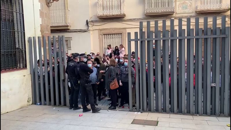 Linares: Concentración en solidaridad con la familia agredida por la policía termina con barricadas (vídeo)