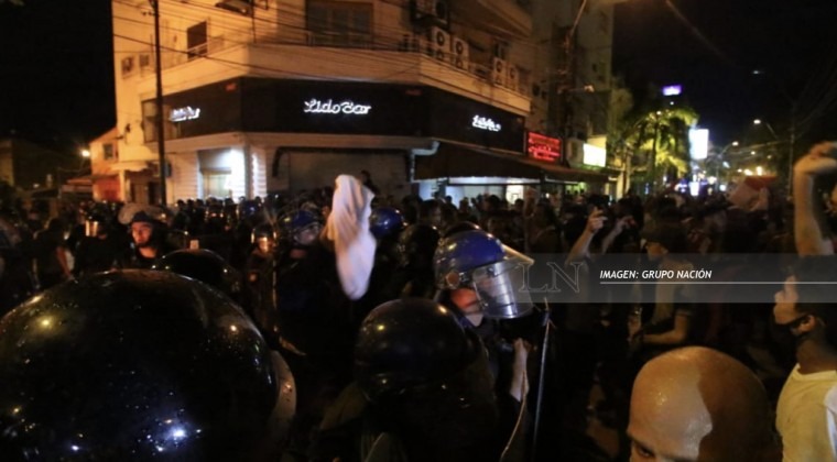 Rebasados y con bajas, oficiales de las fuerzas antimotines pidieron calma a manifestantes con pañuelos blancos (foto Grupo Nación)