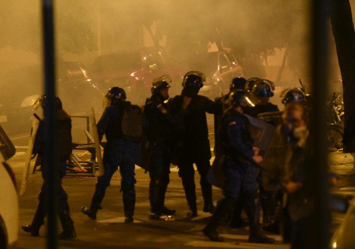 Los agentes policiales utilizaron gases lacrimÃ³genos para intentar dispersar a los manifestantes.