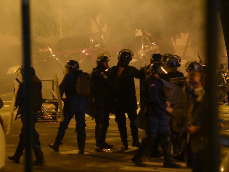 Los agentes policiales utilizaron gases lacrimógenos para intentar dispersar a los manifestantes.