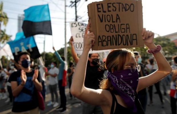 Panamá. Se multiplican las denuncias de abuso policial //  Tras las protestas renuncia directora de Senniaf