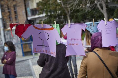 Varias mujeres cuelgan ropa de papel con mensajes simulando una colada en la concentración convocada por la Asociación para la Integración del Menor Paideia en la Plaza Arturo Barea durante el Día Internacional de la Mujer, en Madrid (España), a 8 de marzo de 2021. Este es uno de los actos que se están llevando a cabo con motivo del 8M, que en Madrid está marcado por la prohibición de las reivindicaciones por parte de la Delegación del Gobierno, mientras en el resto de España se celebrará con ausencia de grandes movilizaciones, como en años anteriores, que han sido sustituidas por concentraciones en la calle con restricciones de aforo o protocolos de seguridad contra el coronavirus.#{emoji}13; 08 MARZO 2021;8M;CONCENTRACION;PAIDEIA#{emoji}13; Jesús Hellín / Europa Press#{emoji}13; 08/03/2021