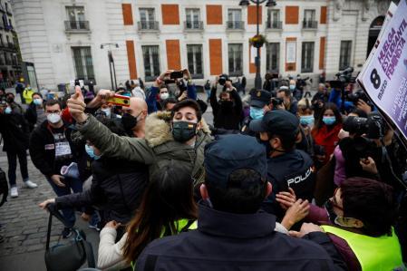 MADRID, 08/03/2021.- Un grupo de personas contrarias al movimiento feminista ha irrumpido este lunes en una concentración por el Día de la Mujer que se celebraba en la Puerta del Sol de Madrid, lo que ha generado momentos de tensión que ha sido solucionados por la intervención de la Policía Nacional. EFE/ David Fernandez