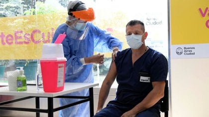 Personal sanitario del hospital Argerich de la ciudad de Buenos Aires recibe la dosis de la vacuna Sputnik V