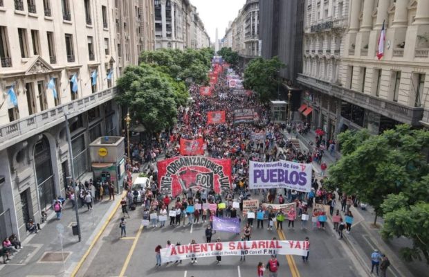 Argentina. Gigantesco piqueterazo en Plaza de Mayo por aumento de salarios (fotos)