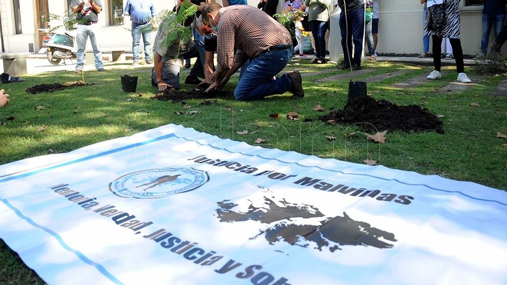 En La Plata Ex combatientes de Malvinas plantaron árboles por la memoria