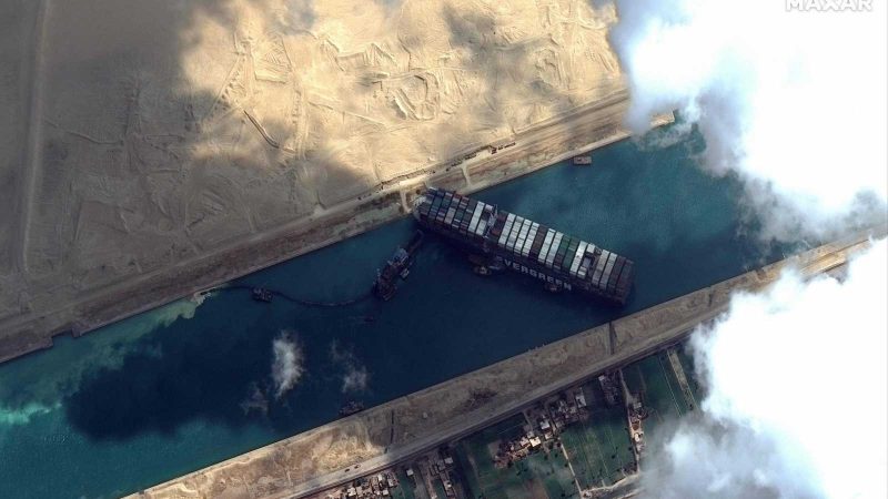 El atasco en el Canal de Suez por culpa de un carguero trae consecuencias desastrosas al sistema capitalista