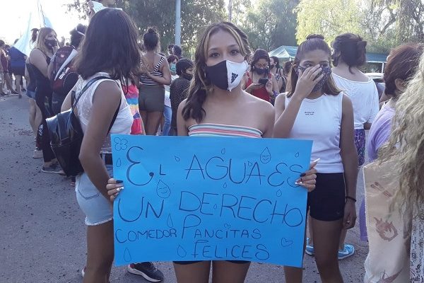 Argentina. Mendoza. Vecinxs autoconvocadxs de barrio La Favorita protestan por el agua y lavan ropa en la plaza Independencia