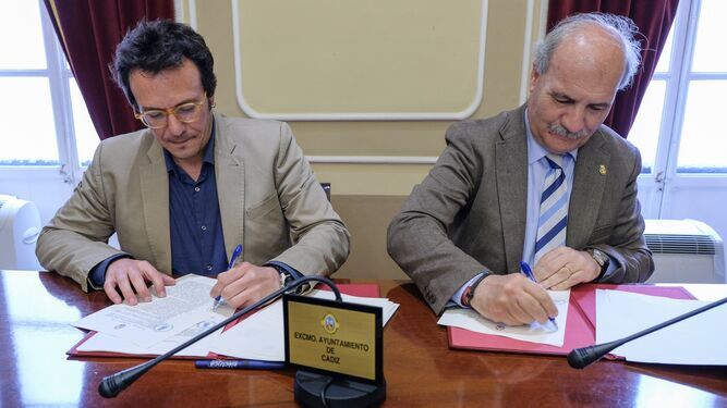 El alcalde de Cádiz, José María González 'Kichi' firma un convenio con el presidente del Consejo de Hermandades, Juan Carlos Jurado. reafirma su apoyo económico a las cofradías