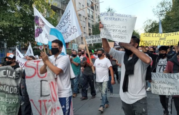 Argentina. La protesta de obreros vitivinícolas se traslada de las fincas y bodegas al centro de Mendoza