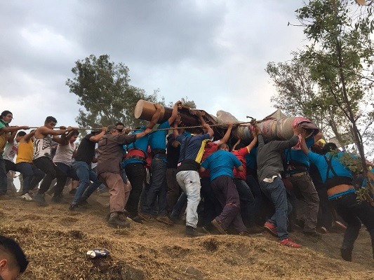 Perú. El pueblo carga la cruz