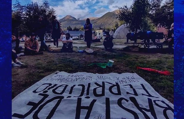 Argentina. Caminata #BastaDeTerricidio #ColumnaSur: Villa La Angostura grita junto a nosotres ¡Basta de Terricidio!