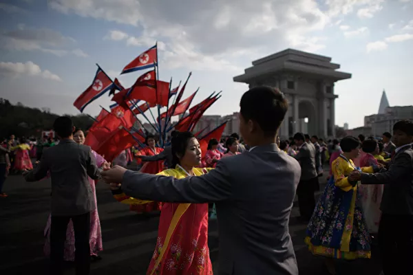 En la década de 1930, Kim Il-sung se involucró mucho en el movimiento antijaponés en Manchuria, a donde su familia se mudó en 1920, cuando el futuro fundador de Corea del Norte tenía 8 años. El joven guerrillero subió de rango rápidamente y en 1934 ya comandaba una de las divisiones. En la foto, unos bailes durante las fiestas del Día del Sol en Pyongyang. - Sputnik Mundo