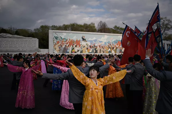En 1972, fue abolido el cargo de presidente del gabinete de ministros de Corea del Norte. Fue entonces cuando Kim Il-sung asumió el cargo de presidente del Estado. En la foto, bailes para celebrar el Día del Sol en Pyongyang. - Sputnik Mundo