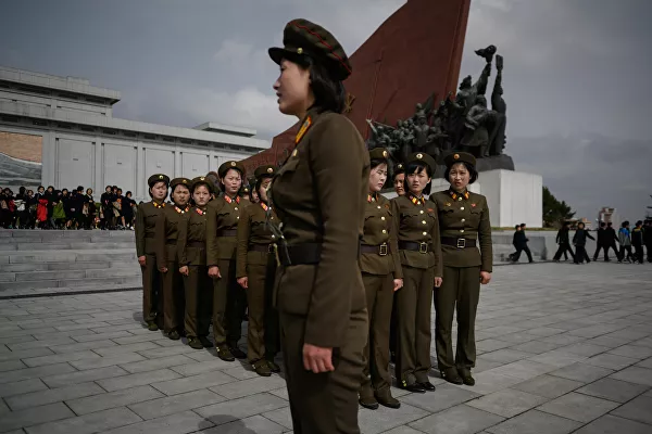A finales de 1960 se impuso en el país un culto a la personalidad de Kim Il-sung que lo eleva a la categoría de deidad. Todos los norcoreanos adultos debían usar insignias con un retrato de Kim Il-sung. En la foto, soldados norcoreanos junto a una estatua de los líderes norcoreanos. - Sputnik Mundo