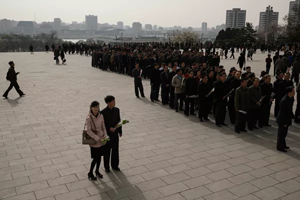 Kim Il-sung eliminó a todos los grupos políticos opositores del país e instauró un régimen del partido único. En la foto, norcoreanos ofrendando las estatuas de los mandatarios norcoreanos en Pyongyang. - Sputnik Mundo