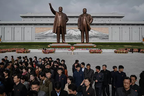 El 8 de julio de 1994, Kim Il-sung murió en Pyongyang de un ataque al corazón. Tras su muerte, la Constitución de Core del Norte se cambió a propósito para que Kim Il-sung permaneciera para siempre como 'presidente eterno'. En la foto, habitantes de Pyongyang junto al monumento a los líderes de Corea del Norte. - Sputnik Mundo