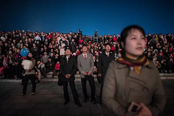 Como regla general, en honor a las vacaciones, a los coreanos se les otorgan 'obsequios del gran líder': un surtido especial de alimentos y dulces, y en ocasiones, electrodomésticos. En la foto: residentes locales durante el saludo en honor al cumpleaños del fundador del estado norcoreano Kim Il Sung en Pyongyang. - Sputnik Mundo