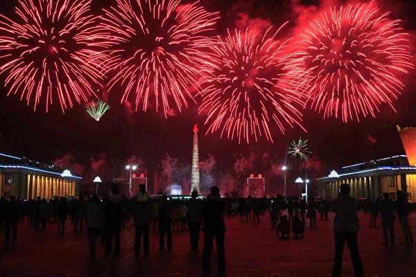El cumpleaños de Kim Il-sung coincide con el festival internacional de música 'Primavera de abril'. En la foto, fuegos artificiales durante el cumpleaños de Kim Il-sung en Pyongyang. - Sputnik Mundo