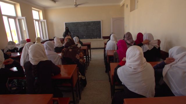 Niñas en una clase en una región controlada por el Talibán