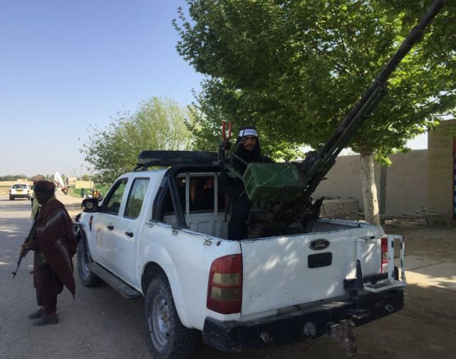 Un combatiente talibán con un arma antiaérea