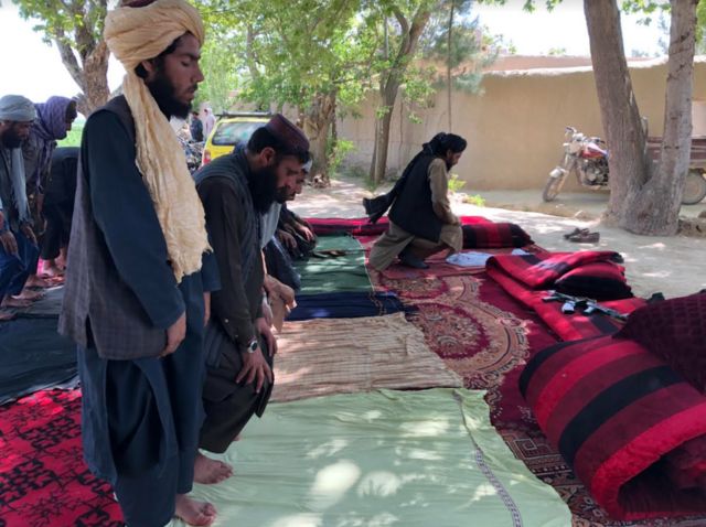 Combatientes del Talibán durante oraciones