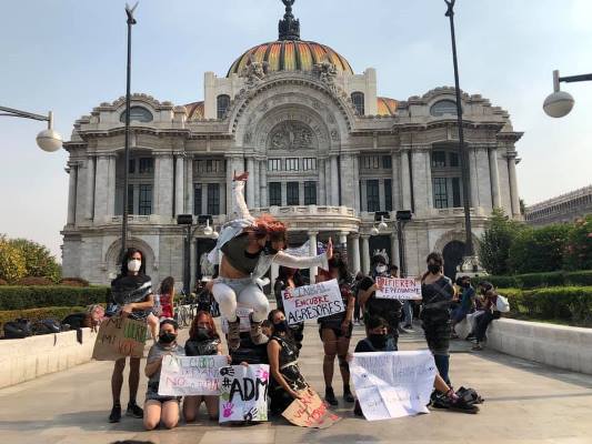 México. Danzan frente a Bellas Artes contra violencia de género