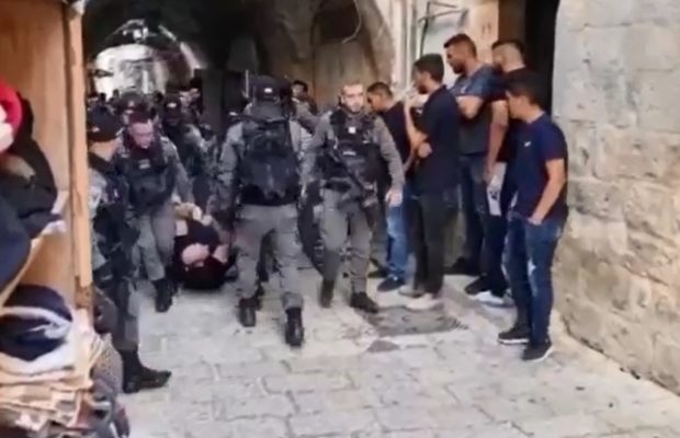 Palestina. Video de una escena brutal: En Jerusalén ocupada, unos 25 soldados agreden a un joven, lo arrastran y lo llevan detenido