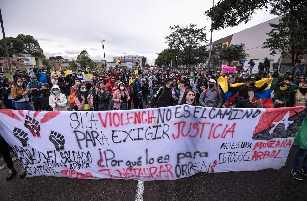 Un grupo de manifestantes marchÃ³ hacia el centro comercial Nuestro BogotÃ¡, donde se habÃ­a citado a una concentraciÃ³n a las 3:00 p.m..