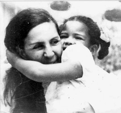 Cuba. Posía para Celia Sánchez / Celebración del día de la madre (fotos)