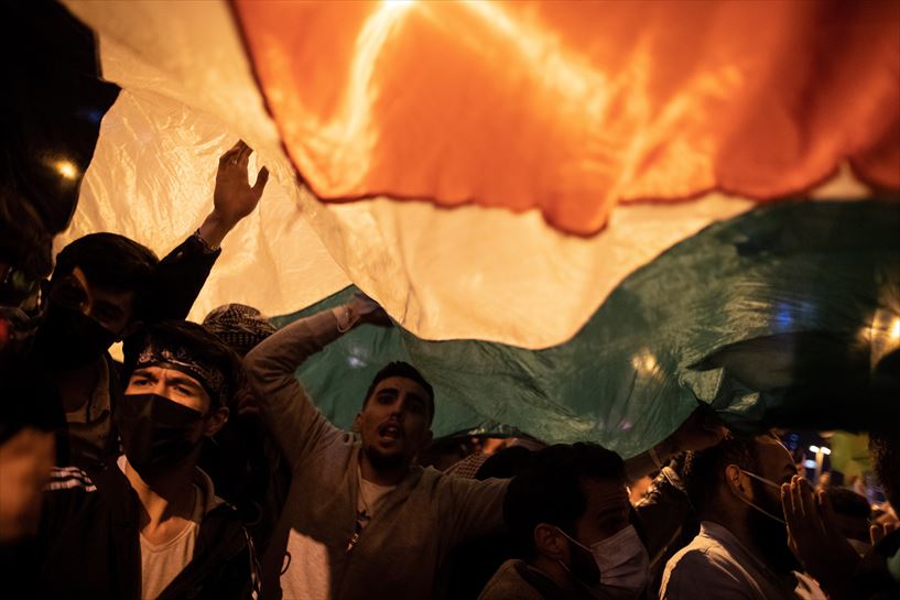 Los manifestantes portaron una gran bandera palestina.