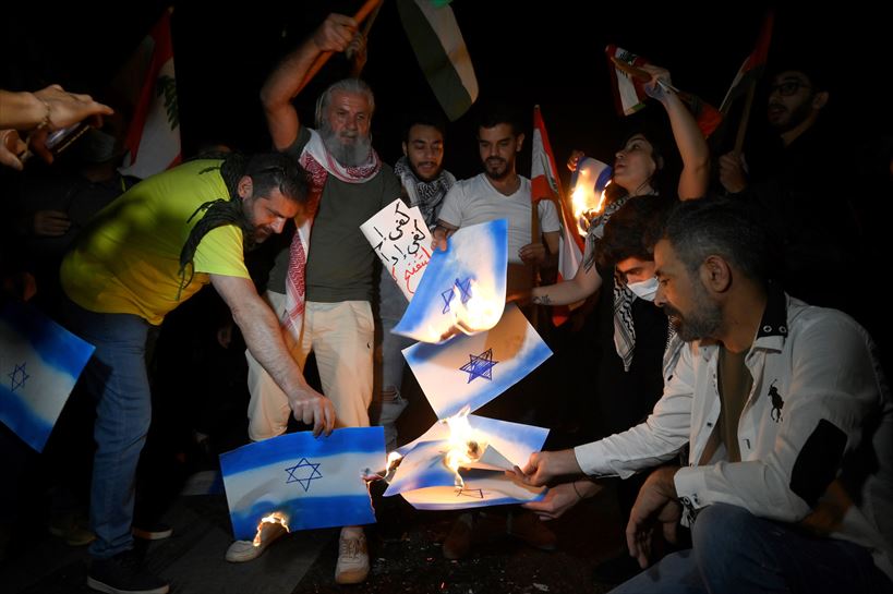 Manifestantes queman banderas de Israel.
