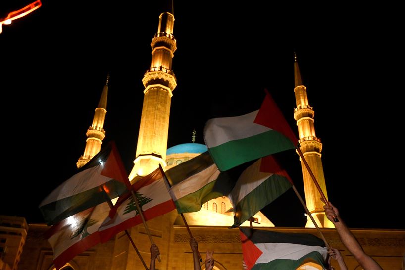Manifestantes ondean banderas palestinas y libanesas.