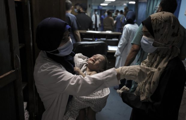 Palestina. La trágica historia detrás de la foto del bebé rescatado de los escombros tras el ataque israelí a un campamento de refugiados en Gaza