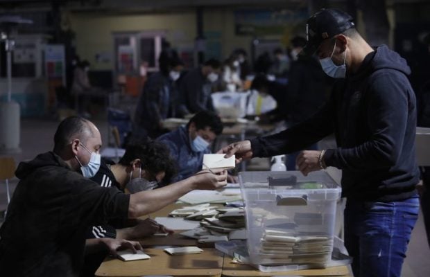 Chile. Constituyentes:  Los independientes alcanzan una representación inédita en la asamblea de 155 miembros, mientras que la derecha y la centroizquierda sufren una gran derrota