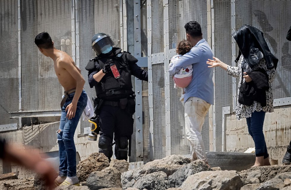 La policía española intenta dispersar a los migrantes en la frontera entre Marruecos y el enclave español de Ceuta.  