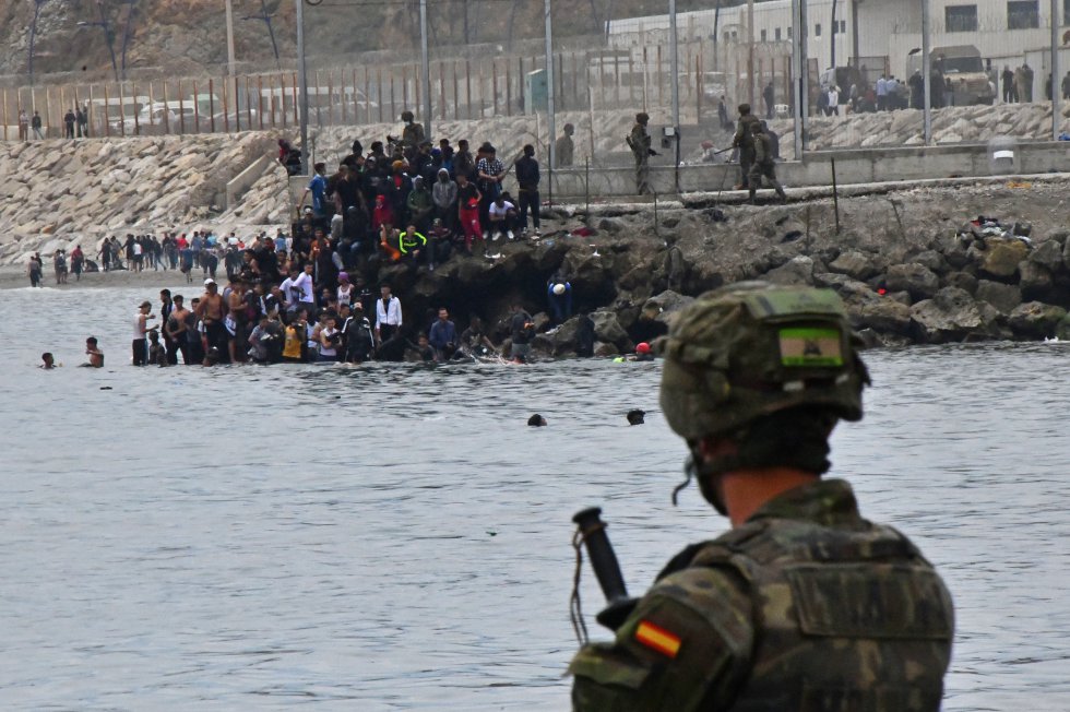 Militares españoles vigilan el espigón de el Tarajal por el que han accedido 8.000 personas en dos días. El presidente del Gobierno, Pedro Sánchez, ha publicado en Twitter un mensaje de apoyo a la ciudad. “Mi prioridad en este momento es devolver la normalidad a Ceuta". 