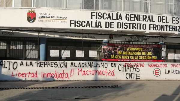 México. Madres y padres de los 43 condenan represión a normalistas de Mactumactzá