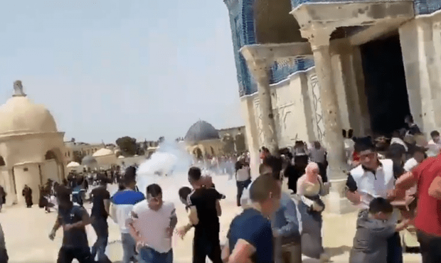 Palestina. A 12 horas del alto el fuego la policía sionista provoca y reprime a palestinos en la mezquita de Al-Aqsa: 15 personas heridas por balas de goma y gases