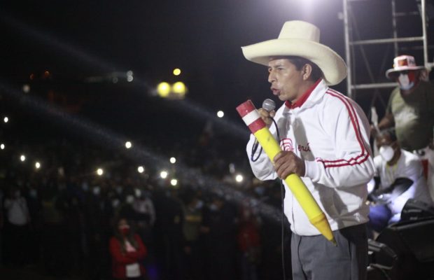 Perú. Pedro Castillo sigue su campaña triunfal junto a la futura vicepresidenta /Junto a ellos se arremolina el pueblo pobre, los campesinos, indígenas, las mujeres, los niños /Brilla la esperanza (fotoreportaje)