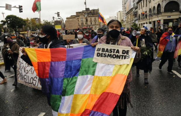 Pueblos Originarios. Mujeres indígenas en Buenos Aires gritaron frente al Congreso: «Basta de Terricidio» (fotoreportaje)