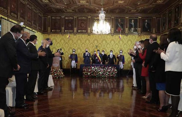Ecuador. El presidente oficializa gabinete y firma primeros decretos