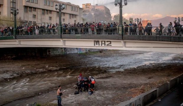 Chile. Impunidad: El informe pedido por la defensa aseguró que ex carabinero no empujó a joven en el puente Pío Nono