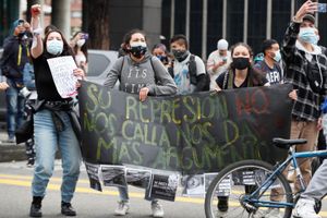 Estudiantes se suman a los manifestantes que marchan por las calles, durante una nueva jornada de protestas en Bogotá.