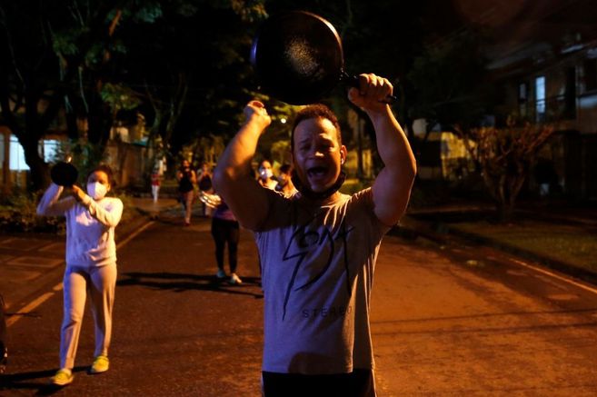 Un hombre golpea una cacerola durante una protesta contra la reforma tributaria propuesta por el gobierno de IvÃ¡n Duque en Cali (Colombia).