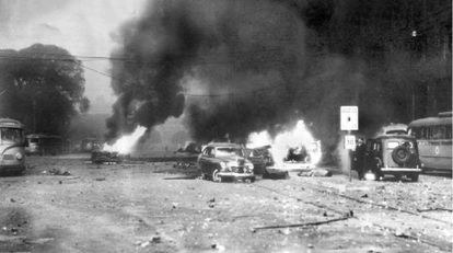 Autos y buses en llamas tras el bombardeo a la Plaza de Mayo el 16 de junio de 1955.
