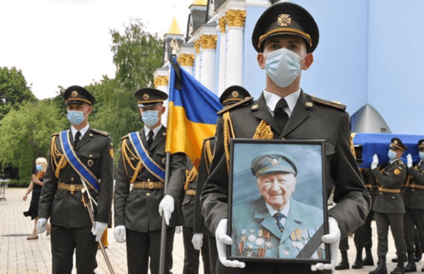 Ucrania. Al ejército de ocupación nazi, con honores